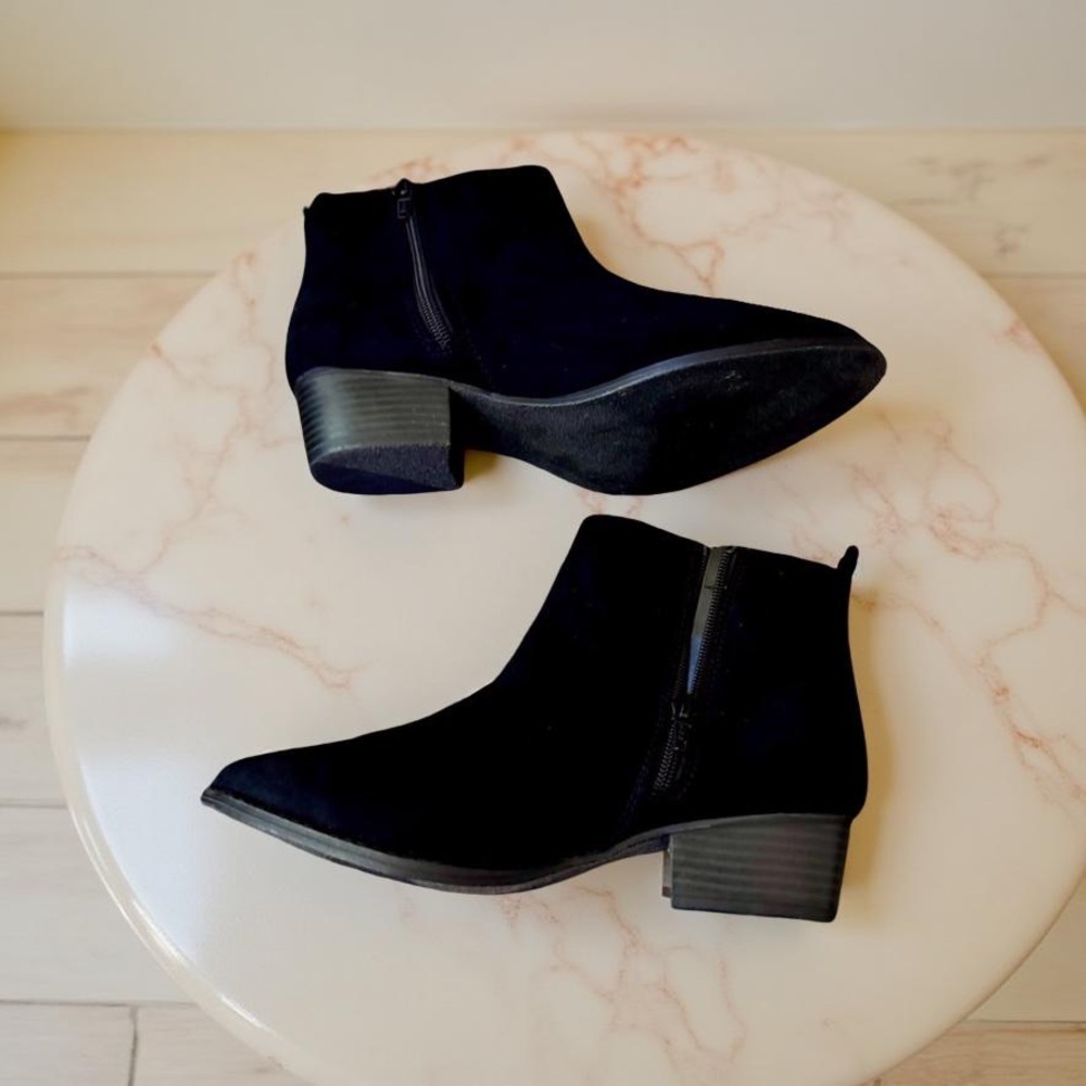 LAUREN CONRAD BOOTIES black faux suede & a sprinkle of gold studs at ankle SZ 9W